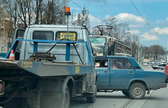 В Смоленске на трамвайных путях столкнулись эвакуатор и легковушка
