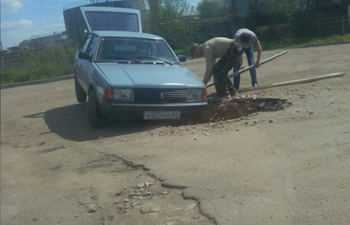 Еще один автомобиль угодил в яму на Кашена